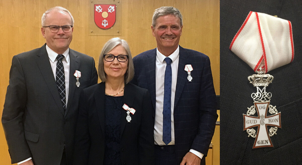 Riddere af Dannebrog. Venstres medlemmer af kommunalbestyrelsen i Glostrup, Leif Meyer Olsen, Ina-Maria Nielsen og borgmester John Engelhardt er tildelt Ridder af Dannebrogordenen.